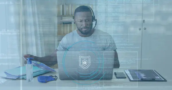 Afroamerikansk Cybersäkerhetsexpert Ett Kontor Han Fokuserar Att Skydda Digitala Data — Stockfoto