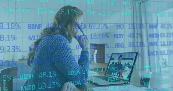 Bild Siffror Förändras Och Finansiella Databehandling Över Kvinna Med Hjälp — Stockfoto