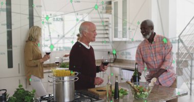 Çeşitli yaşlılar yemek yaparken veri işleme görüntüsü. Huzurevi takılma ve dijital arayüz konsepti dijital olarak oluşturulmuş görüntü.