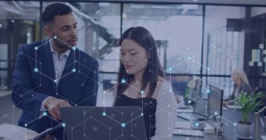 Ofisteki farklı iş adamlarının ikonlarıyla olan bağlantı ağının resmi. Küresel iş, dijital arayüz, bağlantılar, hesaplama ve veri işleme kavramı dijital olarak oluşturuldu.