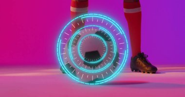 Saha taramasından futbol oyuncusunun görüntüsü. Küresel spor ve dijital arayüz kavramı dijital olarak oluşturulmuş görüntü.