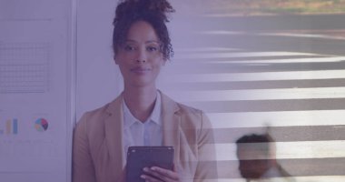 Yürüyen ve şehir manzarası olan insanlar üzerindeki çift ırklı iş kadını görüntüsü. Küresel iş, finans, dijital arayüz, hesaplama ve veri işleme kavramı dijital olarak oluşturulmuş görüntü.