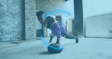 Terk edilmiş bir binada topla egzersiz yapan bir adamın birden fazla dairesinin görüntüsü. Dijital arayüz küresel spor ve performans konsepti dijital olarak oluşturulmuş görüntü.