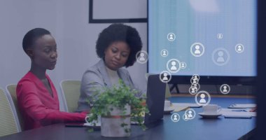 Ofisteki çeşitli iş adamları üzerindeki simge ağının resmi. Küresel iş, dijital arayüz, bağlantılar, hesaplama ve veri işleme kavramı dijital olarak oluşturuldu.