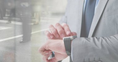 Kafkasyalı iş adamının yürüyenlere ve şehir manzarasına karşı akıllı telefon kullanması. Küresel iş, finans, dijital arayüz, hesaplama ve veri işleme kavramı dijital olarak oluşturulmuş görüntü.