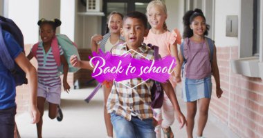 Okul koridorunda gülümseyen beyaz kız öğrencinin mesajına geri dönüş görüntüsü. Okul, eğitim, çocukluk ve öğrenme, dijital olarak oluşturulmuş görüntü.