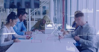 Ofisteki çeşitli iş adamlarının veri işleme görüntüsü. Küresel iş, dijital arayüz, hesaplama ve veri işleme kavramı dijital olarak oluşturuldu.