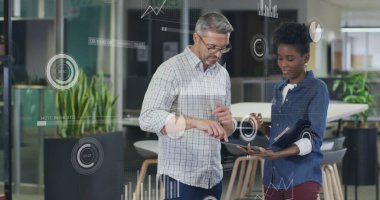 Ofisteki çeşitli iş adamlarının veri işleme görüntüsü. Küresel iş ve dijital arayüz kavramı dijital olarak oluşturulmuş görüntü.