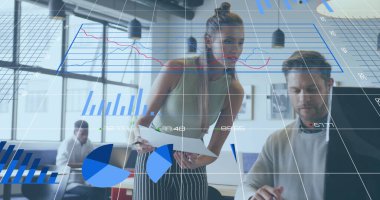 Ofiste çalışan çeşitli iş adamlarının veri işleme görüntüsü. Küresel iş ve dijital arayüz kavramı dijital olarak oluşturulmuş görüntü.