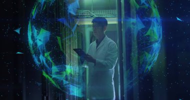 Sunucu odasında Asyalı erkek işçi ve dünya resmi var. Küresel iş ve dijital arayüz kavramı dijital olarak oluşturulmuş görüntü.