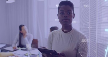 Ofisteki iş kadınlarının numaralarıyla veri işleme görüntüsü. Küresel iş, dijital arayüz, hesaplama ve veri işleme kavramı dijital olarak oluşturuldu.