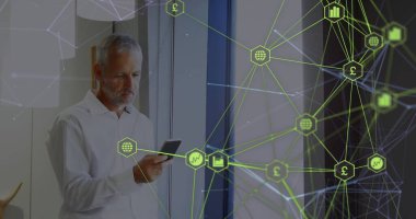 Ofiste akıllı telefon kullanan Kafkas kıdemli iş adamlarına karşı dijital simgeler küresi. küresel ağ ve iş teknolojisi kavramı