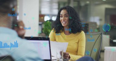 Ofisteki çeşitli iş adamlarının veri işleme görüntüsü. Küresel iş ve dijital arayüz kavramı dijital olarak oluşturulmuş görüntü.