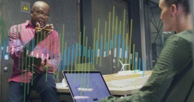 Ofiste çalışan çeşitli iş adamlarının veri işleme görüntüsü. Küresel iş ve dijital arayüz kavramı dijital olarak oluşturulmuş görüntü.