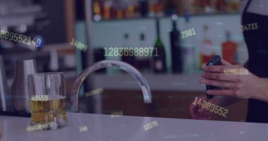 Kredi kartıyla ödeme yapan melez bir kadının veri işleme görüntüsü. Küresel iş ve dijital arayüz kavramı dijital olarak oluşturulmuş görüntü.