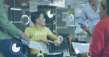 Ofiste çalışan engelli ve çeşitli iş adamlarının veri işleme görüntüsü. Küresel iş ve dijital arayüz kavramı dijital olarak oluşturulmuş görüntü.