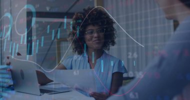 Ofisteki çeşitli iş adamlarının veri işleme görüntüsü. Küresel iş ve dijital arayüz kavramı dijital olarak oluşturulmuş görüntü.