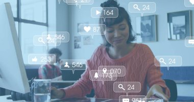 Ofiste çalışan çeşitli iş adamları üzerinde medya simgeleri. Küresel iş ve dijital arayüz kavramı dijital olarak oluşturulmuş görüntü.