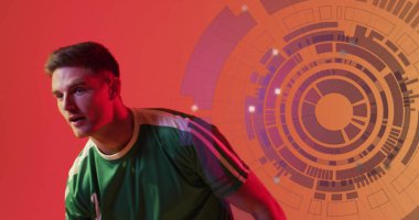 Kapsam taramasından beyaz erkek futbolcunun görüntüsü. Küresel spor ve dijital arayüz kavramı dijital olarak oluşturulmuş görüntü.