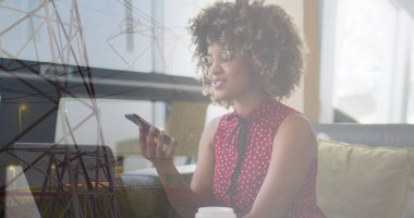 Şehir manzarası üzerinde çalışan melez bir iş kadınının resmi. Küresel iş, finans, dijital arayüz, hesaplama ve veri işleme kavramı dijital olarak oluşturulmuş görüntü.