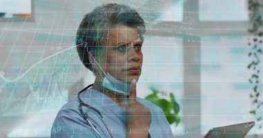 Afro-Amerikan kadın doktor üzerinde tabletle veri işleme görüntüsü. Huzurevi takılma ve dijital arayüz konsepti dijital olarak oluşturulmuş görüntü.