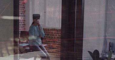 VR kulaklık takan Asyalı iş adamı görüntüsü. Küresel iş, finans, dijital arayüz, hesaplama ve veri işleme kavramı dijital olarak oluşturulmuş görüntü.