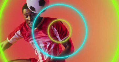 Çemberin üstünde Afrikalı Amerikan erkek futbolcunun resmi. Küresel spor ve dijital arayüz kavramı dijital olarak oluşturulmuş görüntü.