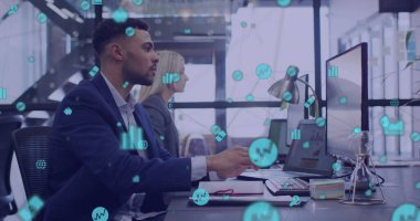 Ofisteki farklı iş adamlarının ikonlarıyla olan bağlantı ağının resmi. Küresel iş, dijital arayüz, hesaplama ve veri işleme kavramı dijital olarak oluşturuldu.