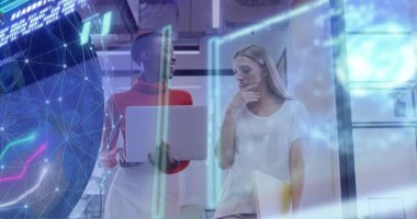 Ofisteki çeşitli iş adamlarından oluşan bir ağ ve dünya görüntüsü. Küresel iş, dijital arayüz, bağlantılar, hesaplama ve veri işleme kavramı dijital olarak oluşturuldu.