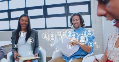 Ofisteki çeşitli iş adamları üzerindeki simge ağının resmi. Küresel iş, dijital arayüz, bağlantılar, hesaplama ve veri işleme kavramı dijital olarak oluşturuldu.