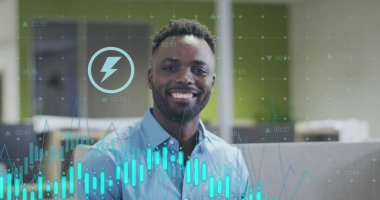 Afro-Amerikan iş adamının ofisinde veri işleme görüntüsü. Küresel iş ve dijital arayüz kavramı dijital olarak oluşturulmuş görüntü.