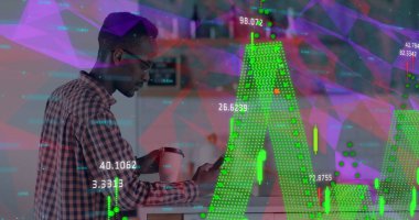 Afro-Amerikan bir adamın kahve içip akıllı telefon kullanmasına karşı mali veri işleme. küresel ağ ve teknoloji kavramı