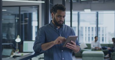 Ofisteki melez iş adamının veri işleme görüntüsü. Küresel iş, dijital arayüz, hesaplama ve veri işleme kavramı dijital olarak oluşturuldu.