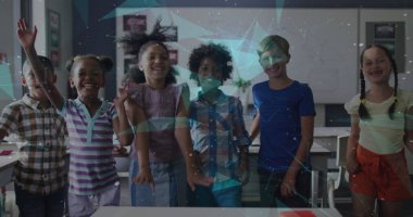 Sınıfta duran mutlu öğrencilerin üzerinde hareket eden ağların görüntüsü. İletişim, okul, eğitim, çocukluk ve öğrenme, dijital olarak oluşturulmuş görüntü.