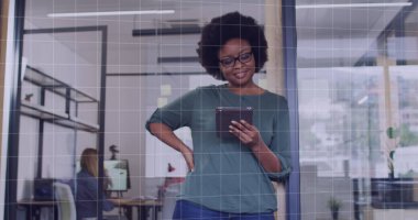 Afro-Amerikan iş kadınının ofisindeki veri işleme görüntüsü. Küresel iş, dijital arayüz, hesaplama ve veri işleme kavramı dijital olarak oluşturuldu.