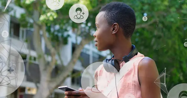 야외에서 스마트폰을 사용하는 아프리카 미국인 여성에 연결의 프로필 아이콘 네트워크 — 스톡 사진
