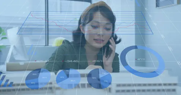 Ofiste Çalışan Asyalı Kadınının Veri Işleme Görüntüsü Küresel Dijital Arayüz — Stok fotoğraf