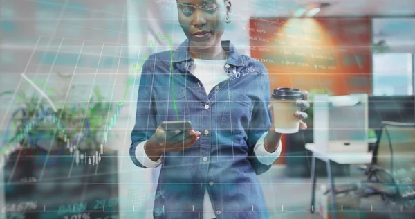 オフィスで働くアフリカ系アメリカ人ビジネスマンに対するデータ処理のイメージ グローバルビジネスとデジタルインターフェースのコンセプトデジタル生成イメージ — ストック写真