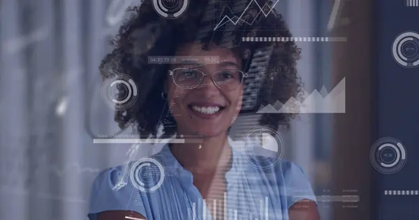 アフリカ系アメリカ人女性の笑顔データ処理 グローバルビジネスとデジタルインターフェースのコンセプトデジタル生成イメージ — ストック写真