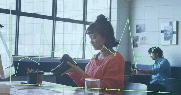 オフィスで働くアジアのビジネスウーマン上のデータ処理のイメージ グローバルビジネスとデジタルインターフェースのコンセプトデジタル生成イメージ — ストック写真