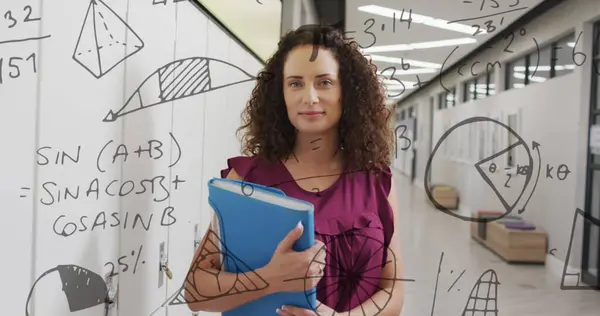 Imagem Cálculos Matemática Geometria Sobre Feliz Professora Birracial Corredor Escola — Fotografia de Stock