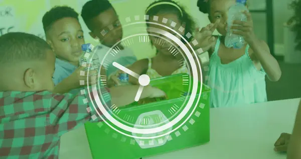Imagen Del Reloj Sobre Diversos Escolares Reciclando Plástico Clase Ecología —  Fotos de Stock