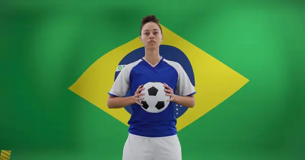 ブラジルの旗の上に女性のサッカー選手の女性のイメージ グローバルスポーツ 愛国心 デジタルインターフェースのコンセプトデジタル生成イメージ — ストック写真