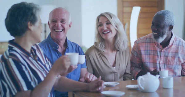 Diverse Group Friends Share Laughter Coffee Home Joyful Interaction Highlights — Stock Photo, Image