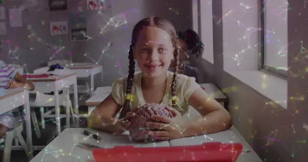 Masada Elinde Model Beyinle Oturan Mutlu Melez Liseli Kız Yerine — Stok fotoğraf