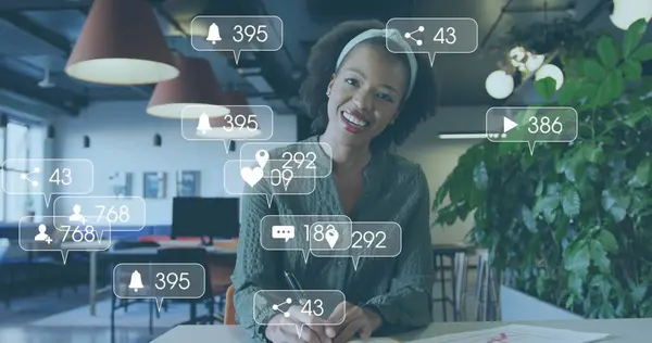 ソーシャルメディアのアイコンのイメージは アフリカ系アメリカ人のビジネスマンがオフィスで働いている数を超えています グローバルビジネスとデジタルインターフェースのコンセプトデジタル生成イメージ — ストック写真