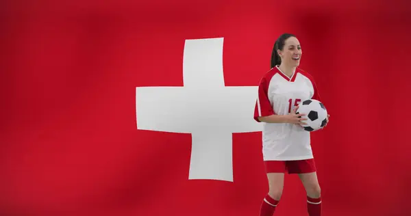 Imagem Jogador Futebol Feminino Caucasiano Sobre Bandeira Suíça — Fotografia de Stock