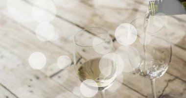 Tahta yüzeyde bardaklara dökülen beyaz şarabın birleşimi. Şarap, içki, içki ve alkol konsepti.