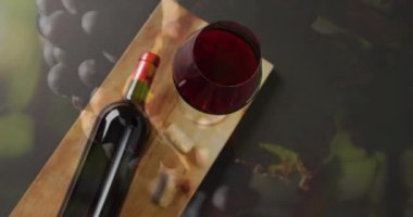 Siyah arka planda tahta tahtaya dökülen kırmızı şarabın birleşimi. Şarap, içki, içki ve alkol konsepti.