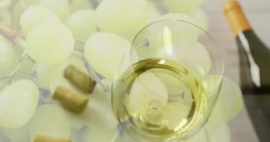 Beyaz arka planda beyaz üzümler ve mantarların üzerinde beyaz şarap kadehlerinin birleşimi. Şarap, içki, içki ve alkol konsepti.